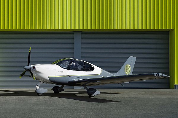 Сертификация самолета Танго с российским двигателем начнется в 2026 году В 2026 будет начата сертификация учебного самолета Танго с российским двигателем заявили в авиакомпании S7 Airlines Об этом сообщает Агентство городских новостей Москва В настоящее время воздушное судно проходит заводские испытания а в 2026 году начнутся сертификационные испытания с отечественным двигателем Поставки серийных самолетов учебным заведениям запланированы на 2027 год говорится в материале Как уточняется компания Spectra Aircraft входит в S7 Group в рамках Транспортной недели представила обновленный вариант своего легкомоторного самолета Танго Посетители выставки могли увидеть летающий экземпляр с доработанной конструкцией и новой ливреей aviaru net n289905