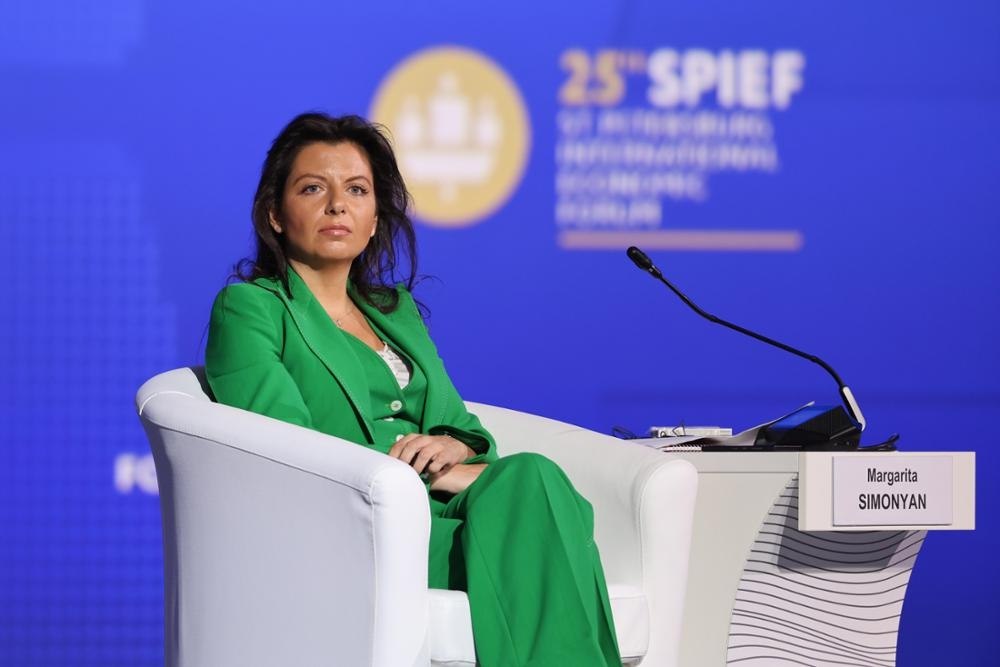 Аккаунт Симоньян в соцсети X заблокировали во Франции Маргарита Симоньян, главный редактор медиагруппы «Россия сегодня» и телеканала RT, отметила, что ей не раскрыли официальные причины ограничения доступа к аккаунту. Она высказала недоумение по поводу возможных мотивов и напомнила о недавнем скандале вокруг Брижит Макрон — супруги главы государства: «Даже не знаю, чем я насолила Макрону. Я не говорила, что его жена — мужик». Аккаунт Симоньян был зарегистрирован в социальной сети X 16 лет назад — в 2009 году, он насчитывает более 500 тыс. подписчиков. Фото: Фотобанк Росконгресс