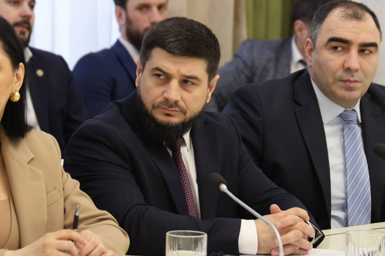 Семья или соцсети Где чаще формируется мировоззрение молодежи Дагестана Начальник отдела общественных проектов Шамиль Алиев рассказал о современных вызовах стоящих перед молодым поколением Он отметил рост количества фейковых новостей видео   Шамиль Алиев подчеркнул необходимость усиления профилактической и разъяснительной работы В этих целях разработан патриотический проект Будущее Родины в наших руках В числе мероприятий проведение образовательных форумов конференций встреч с блогерами воспитанниками спортивных школ родителями обучающихся популяризация спортивного образа жизни подвигов участников СВО Читать нас в МАХ