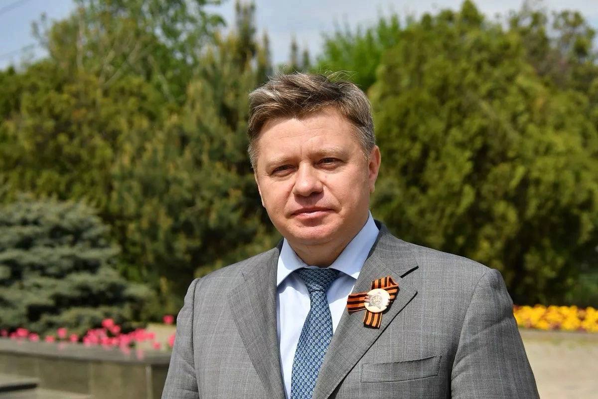 В Краснодарском крае арестовали главу отделения ДОСААФ и руководителя штаба краевого отделения Бессмертного полка Бориса Левитского Левитский арестован за превышение полномочий По информации ТАСС ему инкриминируют совершение преступления по ч 2 ст 201 УК РФ злоупотребление полномочиями повлекшее тяжкие последствия Максимальное наказание за такое правонарушение составляет до 10 лет лишения свободы Сейчас подозреваемый находится под стражей в одном из следственных изоляторов Москвы куда он был этапирован после задержания Борис Левитский 1 член Центрального совета Общероссийского общественного движения Бессмертный полк России и руководитель штаба регионального отделения Бессмертного полка России в Краснодарском крае Также Левитский председатель регионального отделения ДОСААФ России Краснодарского края Краевые власти местный СК и Единая Россия пока не комментируют произошедшее   свои фото видео и истории присылайте нашему боту prostokrd bot Краснодар Телетайп Подписаться