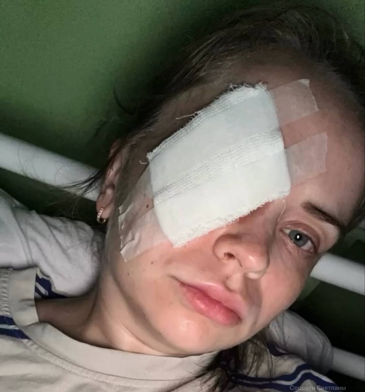 Пулю в глаз получила пермячка во время вечерней пробежки. Инцидент произошел на улице Макаренко. ⏪Я почувствовала резкую боль в глазу, после – потемнение, головокружение, тошнота. Ко мне подбежали подростки, предложили помощь, вызвали скорую и проводили на заправку⏩, — рассказала Светлана журналистам. Прибывшие медики доставили девушку в офтальмологическое отделение на улице Плеханова, врачи экстренно провели операцию и извлекли из глаза металлическую пулю. После операции Светлана обратилась в полицию с заявлением. Сейчас она находится в больнице под наблюдением врачей. Подписаться Прислать новость