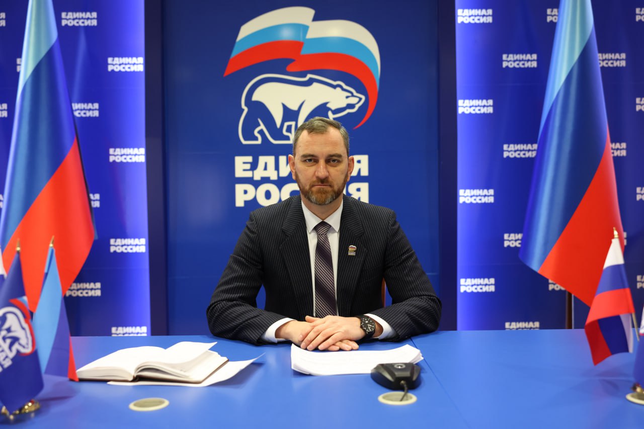 Фракция Единая Россия подвела итоги работы за 2025 год 23 января фракция Единая Россия в Народном Совете ЛНР в рамках брифинга подвела итоги деятельности в 2025 году Ключевые тезисы из доклада Фракция провела 42 собрания на которых было рассмотрено более 600 вопросов Члены фракции провели больше 1000 личных встреч и свыше 300 приемов граждан в работу принято 2500 обращений 83 из которых получили положительное решение Фракция реализует 20 партийных проектов активистами в которых выступает больше 19 тысяч жителей республики Депутаты фракции разработали 62 закона из 103 принятых Народным Советом ключевыми векторами законотворческой деятельности стали интеграция в правовое поле РФ и совершенствование существующего законодательства на основе запросов от населения В число приоритетных направлений работы фракции вошли поддержка защитников СВО и их семей совершенствование социальной политики достижение самодостаточности экономики ЛНР развитие связей с другими субъектами России и дружественными странами Благодаря оперативной работе членов фракции с профильными ведомствами дети сироты из прифронтовых территорий теперь могут получить компенсацию на одежду и учебные принадлежности даже если обучение проходит в дистанционном формате Введение всех российских стандартов в процесс обучения обеспечил принятый закон об образовании Для защиты здоровья подрастающего поколения принят закон запрещающий продажу энергетиков несовершеннолетним Для обеспечения жителей отдаленных территорий лекарствами на базе ФАПов открыты аптечные пункты кроме того депутатами фракции в Госдуме был внесен законопроект разрешающий выездную торговлю медикаментами Продолжается активная работа по всесторонней поддержке участников СВО В республике действует 25 мер поддержки включая выплаты и льготы Благодаря усовершенствованию законодательства участники СВО получили право на бесплатную юрпомощь а семьи погибших на бесплатное соцобслуживание По поручению Председателя Народного Совета Секретаря партии Единая Россия Дениса Мирошниченко депутаты фракции оказали содействие в передаче 800 тонн гуманитарной помощи мирным жителям и 500 тонн военнослужащим В Год защитника Отечества был принят закон об использовании Знамени Победы а в рамках проекта Историческая память организованы выставки портретов героев Советского Союза и России Развитие экономики республики обеспечивает ряд законов нацеленных на привлечение инвесторов поддержку предпринимателей упрощение налогооблажения доступность денежных операций в малонаселенных пунктах и поддержку креативных индустрий Сохранение традиционных ценностей и их популяризация основные критерии принятых законов в сфере культуры На развитие городской инфраструктуры и создание комфортной среды направлены законы в сфере финансирования градостроительства инициативного бюджетирования борьбы с несанкционированной парковкой авто охраны общественного порядка и другие На решение проблемы с бездомными животными нацелен закон определивший нормы обращения с ними Эффективную реализацию принятого законодательства обеспечивает закон о парламентском контроле Депутаты фракции инициировали заключение 29 соглашений с субъектами РФ еще 11 документов ждут своего подписания Первоочередными векторами работы в 2026 году остаются актуальные направления социальной политики и поддержка защитников СВО Фракция продолжит тесное взаимодействие с Главой республики исполнительными органами власти сенаторами от республики и депутатами Госдумы С видеозаписью брифинга можно ознакомиться в ВК и MAX