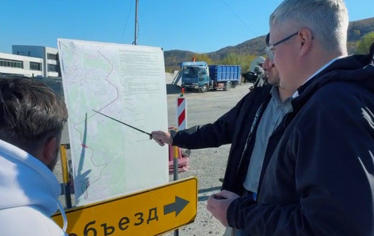 Ремонт дороги через Высотную на контроле у губернатора Камчатки Движение по ней ограничено до 20 октября из за масштабных работ Подрядчик уверяет что справится с задачей в срок Я надеюсь что сквозной проезд откроют раньше намеченного прокомментировал глава региона в ходе инспекции на объекте Ежедневно на участке работают 75 человек и 55 единиц техники включая 25 автосамосвалов Применяются инновационные технологии укрепления дорожного полотна Ремонтные работы сложные но строители гарантируют высокое качество и соответствие всем стандартам После сдачи объекта трасса прослужит долгие годы Также решён вопрос с пробками из Ленинского района С прошлой недели участок Ленинская Советская заасфальтирован и скорректированная схема движения уже даёт положительный результат подытожил Владимир Солодов Подписаться Прислать Чат