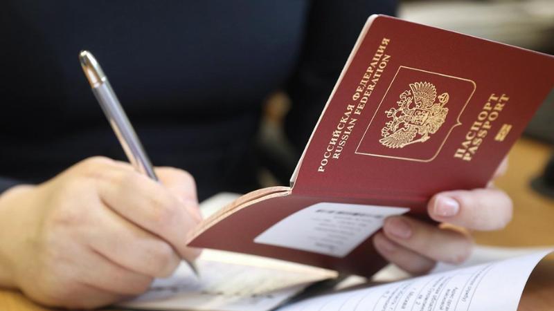 Россиян обязали менять паспорт при изменении внешности Россиянам следует оформить новый паспорт при значительном изменении внешности. Речь идет о случаях смены внешности в связи с перенесенным заболеванием либо медицинским вмешательством, напомнили в миграционной службе МВД, передает pnp.ru.