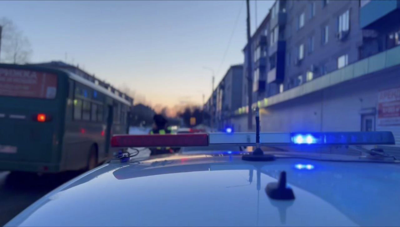 Подозрительный автобус с перебитым номером выявили комсомольские госавтоинспекторы Сотрудники Госавтоинспекции выявили в общем потоке пассажирский автобус марки Kia Granbird Оказалось что идентификационный номер автобуса не соответствует заявленной документации В ходе проверки необходимой документации и идентификации транспортного средства усматривается не заводское нанесение маркератора в месте не предусмотренном заводом изготовителем и отличающимся шрифтом нанесения Также в ходе осмотра транспортного средства обнаружено место явно удаленного слоя в месте нанесения маркератора что указывает на факт незаконного вмешательства в конструкцию автобуса сообщили в телеграм канале городской Госавтоинспекции 54 летнего водителя автобуса доставили в отдел полиции для дальнейшего разбирательства   Будь в курсе событий везде ОК VK MAX