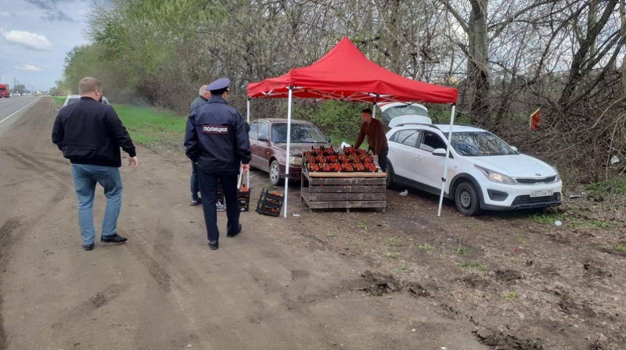 Краснодарцев предостерегают от опасных покупок на стихийных рынках С начала 2025 года в Краснодаре было пресечено больше 1100 случаев несанкционированной торговли плодоовощной продукцией. Административных протоколов об административных правонарушениях было составлено 85. В управлении торговли и бытового обслуживания населения отметили, что приобретая продукцию в местах несанкционированной уличной торговли, потребитель подвергает себя большому риску. У большинства продавцов отсутствуют документы, подтверждающие качество и безопасность продуктов. Работа Авто Глэмпинг