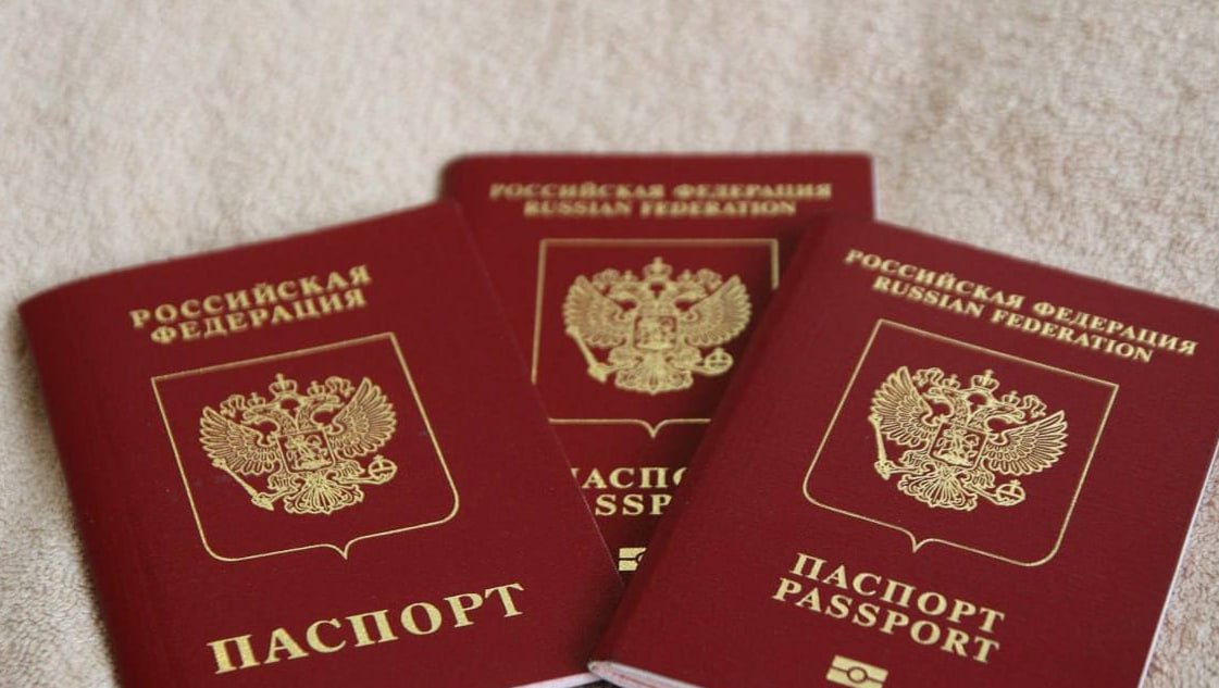Литва и Латвия отказались признавать пятилетние загранпаспорта россиян  МОСКВА, 2 июля. ИА Цивилизация. ЛИМИТРОФЫ. Литва и Латвия приняли решение о непризнании российских пятилетних небиометрических загранпаспортов, присоединившись к ряду других недружественных стран Европы. Как сообщает ТАСС, в МИД РФ призвали граждан своевременно оформлять десятилетние биометрические документы.  «Вслед за Данией, Францией, Чехией и Эстонией решение не признавать российские пятилетние небиометрические загранпаспорта приняли власти Литвы и Латвии», — говорится в сообщении консульского департамента российского внешнеполитического ведомства.  Согласно новым правилам, в Литве запрет действует с 1 июня. Ограничение пока не распространяется на железнодорожный транзит россиян в Калининградскую область и обратно. В Латвии аналогичные меры вступят в силу с 15 июля.  С учетом последовательного отказа «европейских недружественных государств» признавать российские документы, в МИД вновь призвали граждан РФ регулярно отслеживать актуальную информацию о паспортном режиме с этими странами и своевременно оформлять десятилетние биометрические паспорта.  Фото: Телеканал Звезда  ИА «ЦИВИЛИЗАЦИЯ». Подписаться