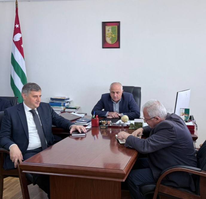 Минсельхоз Абхазии завершил изучение проектов, которые планируется реализовать в рамках целевой программы развития сельского хозяйство в 2025 году. Одиннадцать рабочих групп закончили работу в районах республики, готовится заседание конкурсной комиссии. Об этом на рабочем совещании доложили вице-премьеру Вараздату Миносяну. По словам министра сельского хозяйства Беслана Джопуа, на рассмотрение в ведомство поступило 487 проектов на сумму 292,9 млн рублей, это превышает лимит по бюджету на 162,9 млн. Есть проблемы, связанные с отсутствием специалистов-механизаторов, добавил Джопуа. Кроме того, для реализации проектов растениеводства необходимо питомническое хозяйство для выращивания местных саженцев фруктов и субтропических культур. Вице-премьер намерен совместно со специалистами и членами комиссии лично посетить участников ведомственной программы. Он подчеркнул, что одна из приоритетных задач — продовольственная безопасность страны.
