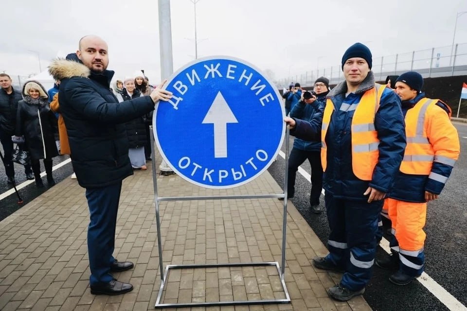 Глава Самарской области дал старт движению по магистрали Центральная Губернатор Самарской области Вячеслав Федорищев открыл движение на участке первого этапа магистрали Центральная Работы от Ракитовского шоссе до автодороги Обводная г Самары завершены Поздравляю всех кто принимал участие всех кто помогал этому большому процессу Это важное для города событие Об этой дороге мечтали жители Самары еще когда город назывался Куйбышевом мечтали десятилетиями отметил глава региона Работы на первом этапе магистрали стартовали в 2023 году проект получил необходимое финансирование из регионального бюджета Работы реализовали в указанный срок Второй этап строительства и реконструкции магистрали начнут в 2026 году   Подпишись на truekpru63 Мы в MAX