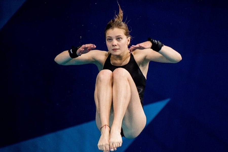 Чемпионка Европы София Лыскун сменила украинское гражданство на российское Спортсменка выступает в прыжках в воду В беседе с Известиями она призналась что на решение повлияла некомпетентность работавших с ней тренеров также Лыскун рассказала что на Украине сталкивалась с дискриминацией из за общения с русскоязычными спортсменами У нас все тренеры гимнасты или батутисты Как человек из совершенно другой отрасли может тебя чему то обучить В течение последних лет в спорте на Украине я понимала что не расту заявила чемпионка Европы Софии Лыскун 23 года она уроженка Луганска Спортсменка серебряный призёр чемпионата мира 2022 года в прыжках с вышки в миксте также в её активе две золотые четыре серебряные и бронзовая награды чемпионатов Европы по водным видам спорта Подписаться на Говорит Москва Telegram VK MAX