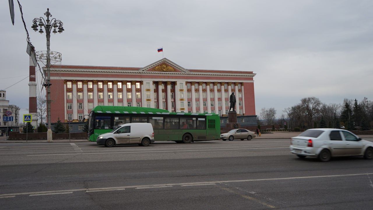 В Курской области растет число обращений граждан к власти  Число обращений жителей Курской области к власти за неделю выросло на 23%. А по сравнению с прошлым годом их стало больше на 190%. Такую информацию озвучил врио руководителя администрации региона Александр Крылов.   Чиновник отметил, что большая часть обращений связана с выдачей жилищных сертификатов  147 , компенсационных выплат за утраченное имущество  133  а также с просьбами о личном приеме  112 .  «Такое количество обращений, их рост, накладывает на нас отдельное обязательство. Нам необходимо активизировать работу по подготовке ответов. Вижу и жалобы на этот счет. На то, что по ряду направлений коллеги не справляются в установленный срок. Обращаюсь ко всем членам Правительства - буду за это спрашивать очень жестко», - отреагировал врио губернатора.   Также Александр Хинштейн подчеркнул, что необходимо принять решение об увеличении числа сотрудников, которые занимаются подготовкой ответов на обращения.    Курская Telega / Прислать новость