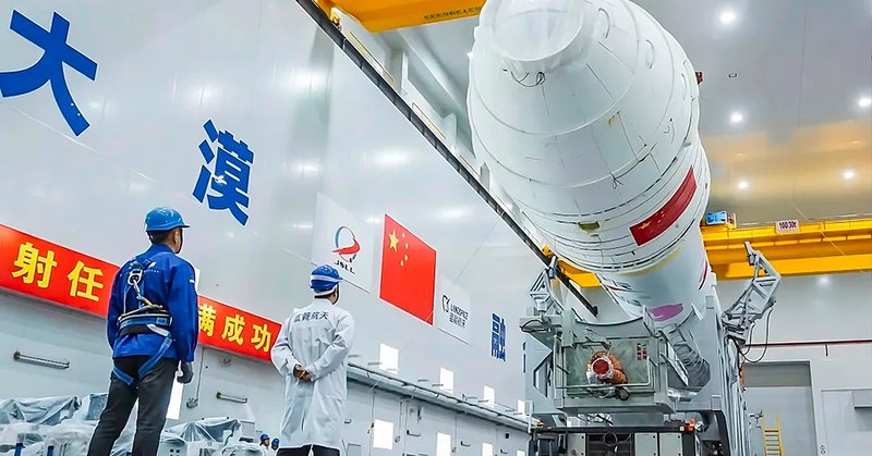Неудача китайской ракеты-носителя Zhuque-2E Y3   Частный аэрокосмический стартап LandSpace Technology столкнулся с неудачей в своих амбициях, когда ракета на метановом топливе Zhuque-2E Y3 развернула аномалию в процессе полета 15 августа 2025 года. Спустя восемь часов после запуска появилась информация о проблемах, возникших уже после отделения второй ступени ракеты.  Краткие факты: - Запуск был осуществлен с космодрома Цзюцюань. - Маловероятно, что некоторые спутники, находившиеся на борту, будут утеряны, среди которых значится четыре спутника мегагруппировки GuoWang, китайского аналога Starlink. - Это второй инцидент для ракет серии Zhuque-2; предыдущая катастрофа произошла в декабре 2022 года.  Ситуация может повлиять на запланированные запуски, включая Zhuque-3, и потенциальные контракты в ближайшем будущем.  Источник изображения: China in Space  Дополнительные детали можно найти в отчетах от SpaceNews и China in Space.