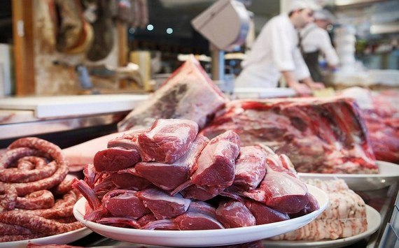 Власти Калининградской области ответили на жалобы на подорожание мяса   global kaliningrad ru news id 9172 Власти Калининградской области ответили на жалобы населения по поводу подорожания мяса Сведения со ссылкой на Министерство сельского хозяйства привел Алексей Беспрозванных Жители возмущены из за экспорта свинины в другие регионы РФ Власти при этом считают данную практику нормальной поскольку в Калининград продукция поступает из других стран Это нормальная практика которая позволяет держать баланс между переизбытком потребления и рентабельностью предприятий говорится на странице губернатора в соцсети ВКонтакте Стоимость мяса растет сразу по нескольким причинам Основной является увеличение расходов производителей на комбикорм и логистику При этом некоторые позиции в регионе стоят дешевле средних значений по РФ инфляция ростцен мясо