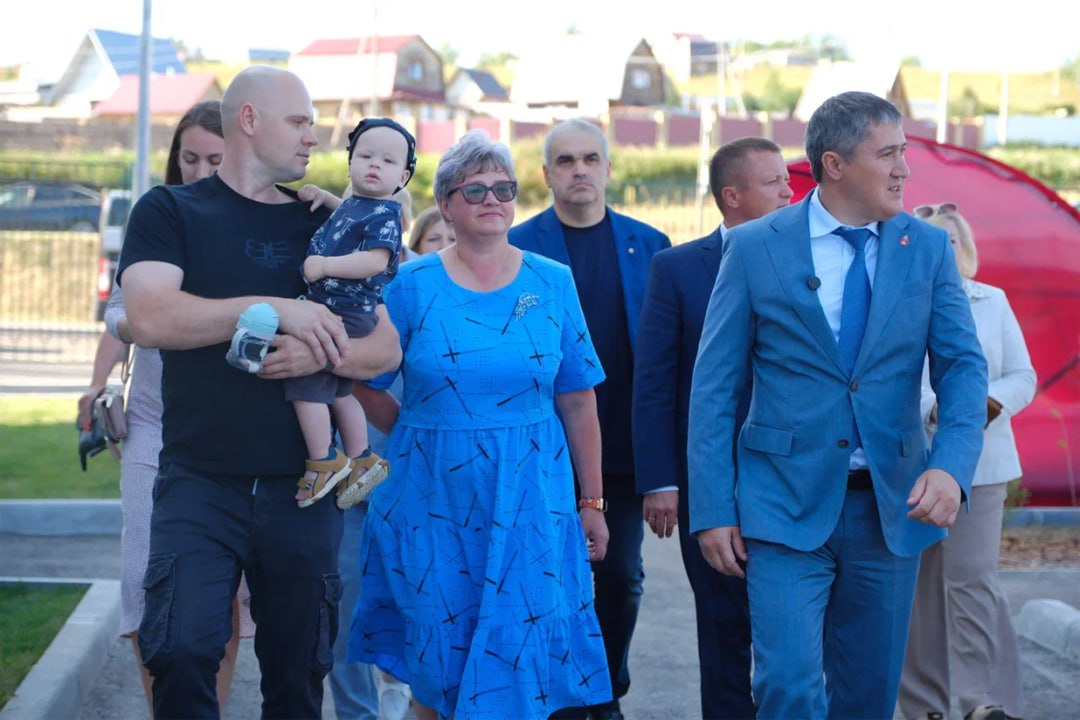 Дмитрий Махонин провел рабочий выезд в Пермский муниципальный округ Глава региона в ходе рабочего выезда в Пермский муниципальный округ проинспектировал строительство и обновление социальных объектов. Губернатор посетил детсад в селе Башкултаево, в поселке Юго-Камский – Дом спорта и Парк культуры и отдыха, спортивную площадку в деревне Косотуриха. Дмитрий Махонин в своем телеграм-канале отметил, что комплексный план развития территории и активность местной команды позволяют Пермскому округу участвовать в краевых и национальных проектах. Подпишись на «КП-Пермь»