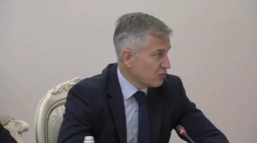 За неделю в Курской области выданы лекарства по 31347 льготным рецептам С начала года в регионе было зарегистрировано 410 нарушений, связанных с поставками препаратов для льготников, сообщил врио первого заместителя губернатора - председателя правительства Курской области Александр Чепик. Средства - а это почти 4 млн рублей - с поставщиков, нарушивших сроки, взысканы. За неделю поступило 22 обращения по льготным лекарствам, в основном, по препаратам инсулина. Препарат поступил в регион, на неделе пациенты его получат. Сейм Курская область