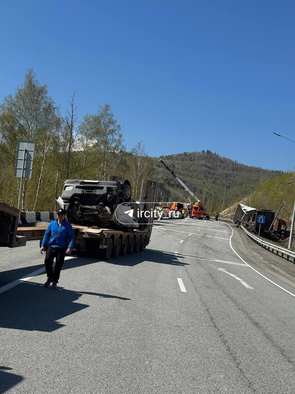 В Слюдянском районе ограничили движение транспорта На трассе недалеко от поселка Култук устраняют последствия ДТП.