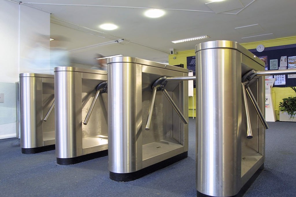 Школьный турникет ударил током семиклассницу в Москве девочка в реанимации По данным СМИ утром в школе 1173 в Чертаново ученица получила удар током при проходе через турникет и упала В результате девочка получила серьёзную травму головы Подростка госпитализировали сейчас школьница находится в реанимации Обстоятельства происшествия выясняются Топор Live Подписаться