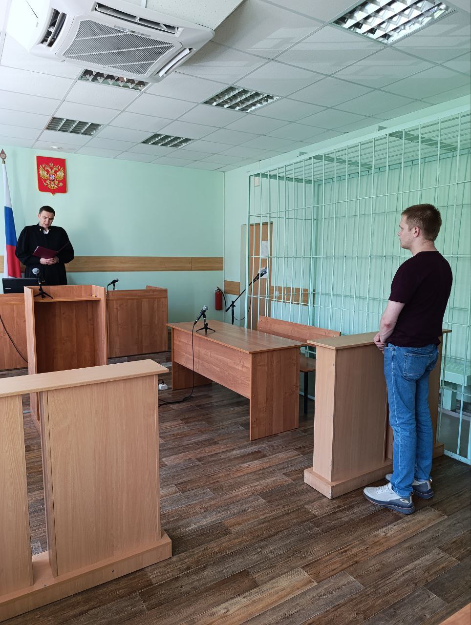 Проглотившего наркотики жителя Глазова приговорили к условному сроку  Суд в Глазове вынес приговор 33-летнему местному жителю по делу о приобретении и хранении наркотиков без цели сбыта, сообщает пресс-служба судов Удмуртии.  В апреле 2025 года мужчину задержали сотрудники полиции. При нем был сверток с приобретенным наркотическим веществом. Чтобы скрыть факт хранения наркотических средств, задержанный проглотил сверток. Мужчину экстренно доставили в больницу.  С участием врача и понятых желудок задержанного обследовали с помощью видеоскопа и изъяли сверток с наркотическим веществом «соль» общей массой 1,18 грамма.  Суд назначил мужчине наказание в виде 3 лет лишения свободы условно с испытательным сроком на 2 года.    Фото: судейское сообщество Удмуртии   #Удмуртия