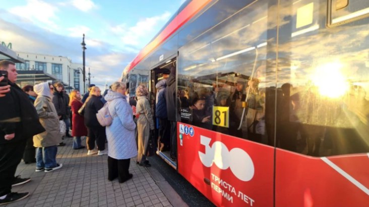 В Прикамье изменится работа нескольких маршрутов общественного транспорта В Прикамье с середины января вводятся изменения в работе междугородних и городских маршрутов общественного транспорта С 14 января будет скорректировано автобусное сообщение 545 Соликамск Керчевский Как сообщает региональный Минтранс изменение связано с увеличением допустимой нагрузки на ледовую переправу до 35 тонн Автобусы начнут следовать через деревню Тюлькино с проездом по переправе Кроме того департамент транспорта Перми также информирует о корректировках в городской маршрутной сети С 19 января будет увеличено количество рейсов на трамвайном маршруте 11 С 17 января временный автобусный маршрут 72 прекратит работу Это связано с возобновлением трамвайного движения в Индустриальном районе rbc perm