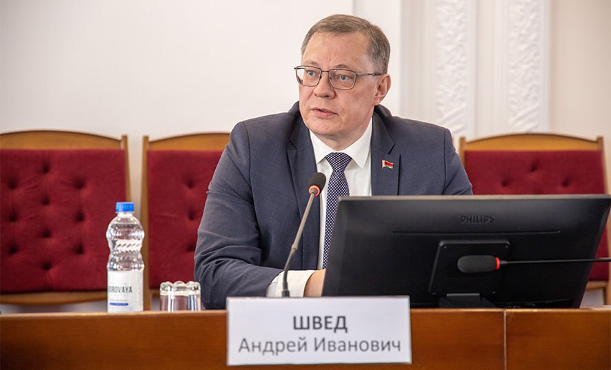 Под председательством Генерального прокурора Республики Беларусь Андрея Шведа состоялось очередное заседание Комиссии по рассмотрению обращений находящихся за рубежом граждан Республики Беларусь по вопросам совершения ими правонарушений. После завершения необходимых проверочных мероприятий восемь обращений вынесены на рассмотрение членов Комиссии. В своих обращениях граждане заявляют о желании вернуться на Родину, вести правопослушный образ жизни, уважать национальную символику и традиции, осознанно и активно исполнять гражданский долг.