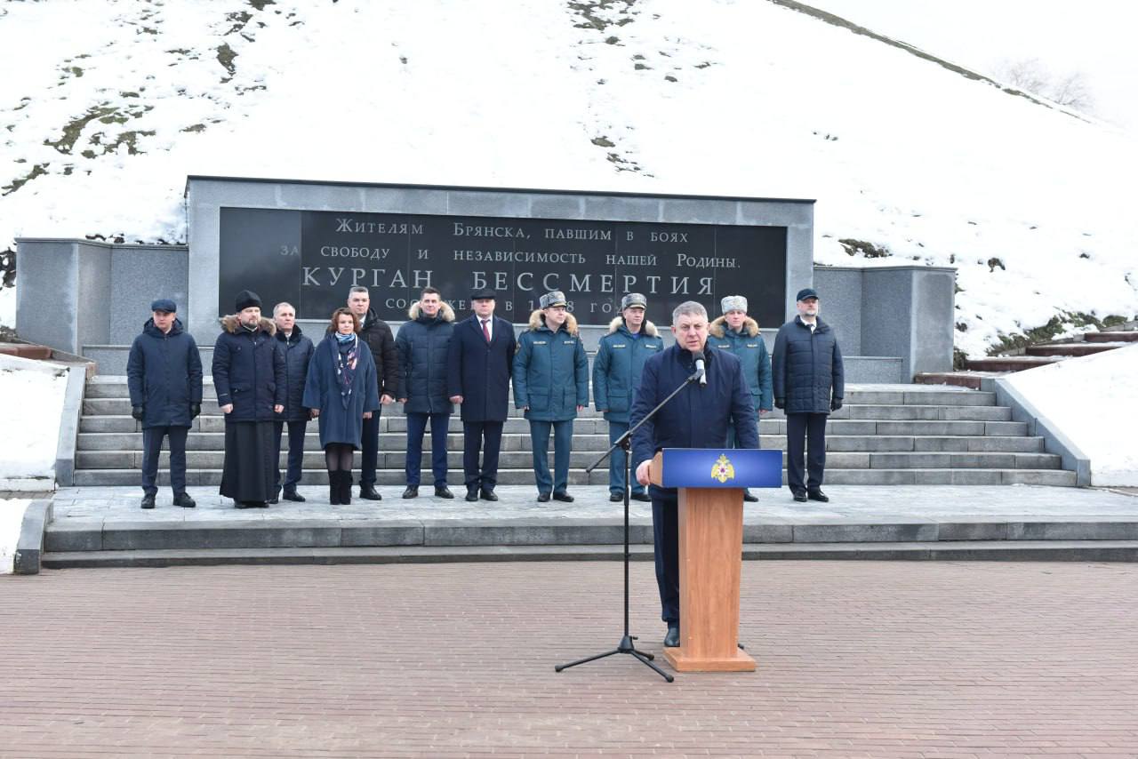 Брянским спасателям передали новую технику  Губернатор Брянской области Александр Богомаз вместе с замминистра МЧС Ильёй Денисовым вручили ключи от новой пожарной и аварийно-спасательной техники брянским подразделениям МЧС. Церемония состоялась в преддверии Дня спасателя.   В публикации главы региона указано, что пожарные и спасатели работают «в тяжелейших ситуациях»: когда горели нефтебазы ёмкостью по 10 000 тонн.  — Именно профессиональные действия сотрудников позволили в короткие сроки потушить и ликвидировать точки горения.   Подразделениям противопожарной службы выделили из областного бюджета 65 миллионов рублей и технику, которая закуплена через МЧС России.      подписаться   прислать новость