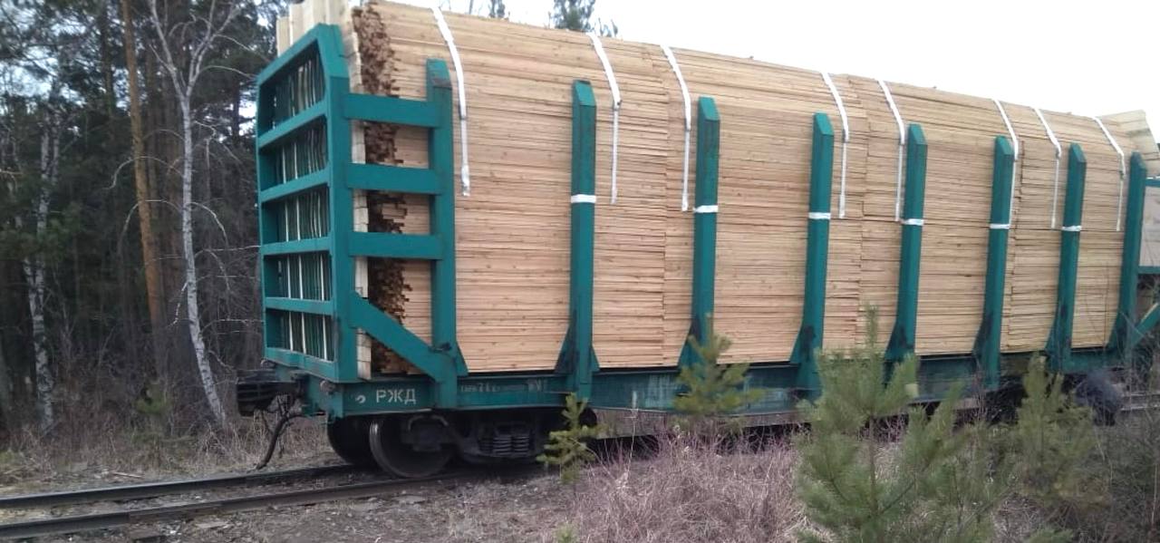 В Красноярском крае транспортная прокуратура направила в суд уголовное дело о контрабанде лесоматериалов стоимостью более 28 млн рублей    В Иланской транспортной прокуратуре утверждено обвинительное заключение по уголовному делу в отношении жителя г. Канск Красноярского края. Он обвиняется по ч. 1 ст. 226.1 УК РФ  контрабанда стратегически важных ресурсов .  По версии следствия, в период с 2021 по 2023 гг. обвиняемый в рамках исполнения семи внешнеэкономических контрактов в целях экспорта лесопродукции представил посредством электронного документооборота в таможенный орган декларации, содержащие недостоверные сведения об источнике происхождения древесины.  Впоследствии он незаконно переместил железнодорожным транспортом через таможенную границу в рамках ЕАЭС лесоматериалы объемом более 1,9 тыс. куб. м и стоимостью свыше 28 млн рублей.  ⏯ Уголовное дело направлено в Кировский районный суд г. Красноярск для рассмотрения по существу.  #КРАСНОЯРСКИЙКРАЙ  #КОНТРАБАНДА