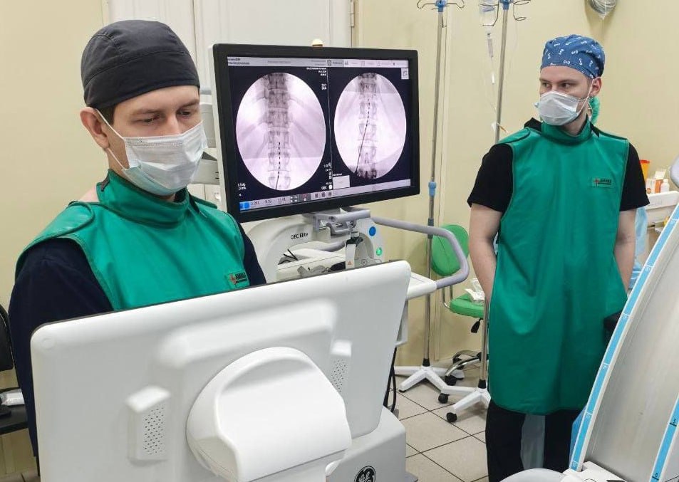 В Оренбурге начали проводить высокотехнологичные операции по снятию хронической боли В больнице имени Войнова внедрили метод стимуляции спинного мозга для пациентов которым не помогают лекарства и обычное лечение Процедура проводится через небольшой прокол а эффект сохраняется долгое время Теперь эта помощь доступна в регионе без необходимости ждать квот в федеральных центрах