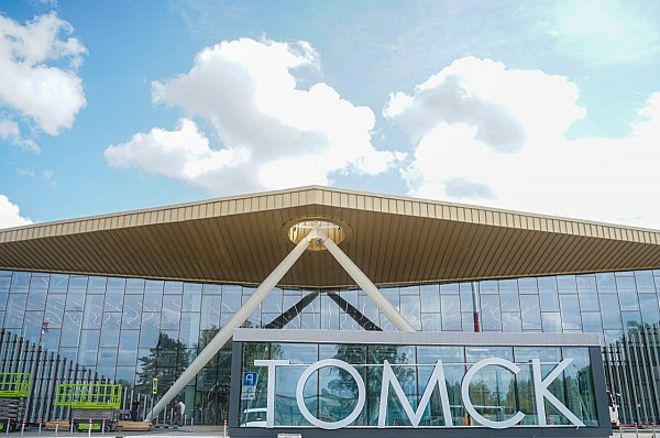 Томский аэропорт планирует соединить два терминала из за частых задержек Число задержанных рейсов из Томска в 2025 году значительно выросло из за угроз атак БПЛА новый терминал томского аэропорта не приспособлен к задержкам и рассматривается вопрос соединения нового и старого зданий теплым коридором для расширения зоны ожидания рассказал гендиректор ООО Аэропорт Томск Иван Михеев Об этом сообщает РИА Томск Ранее сообщалось что в 2025 году из за угрозы атак БПЛА задерживались или отменялись рейсы которые должны были прилетать в Томск из Петербурга Москвы и Казани а также обратные рейсы В ряде случаев в томском аэропорту застревали более 350 пассажиров aviaru net n289224