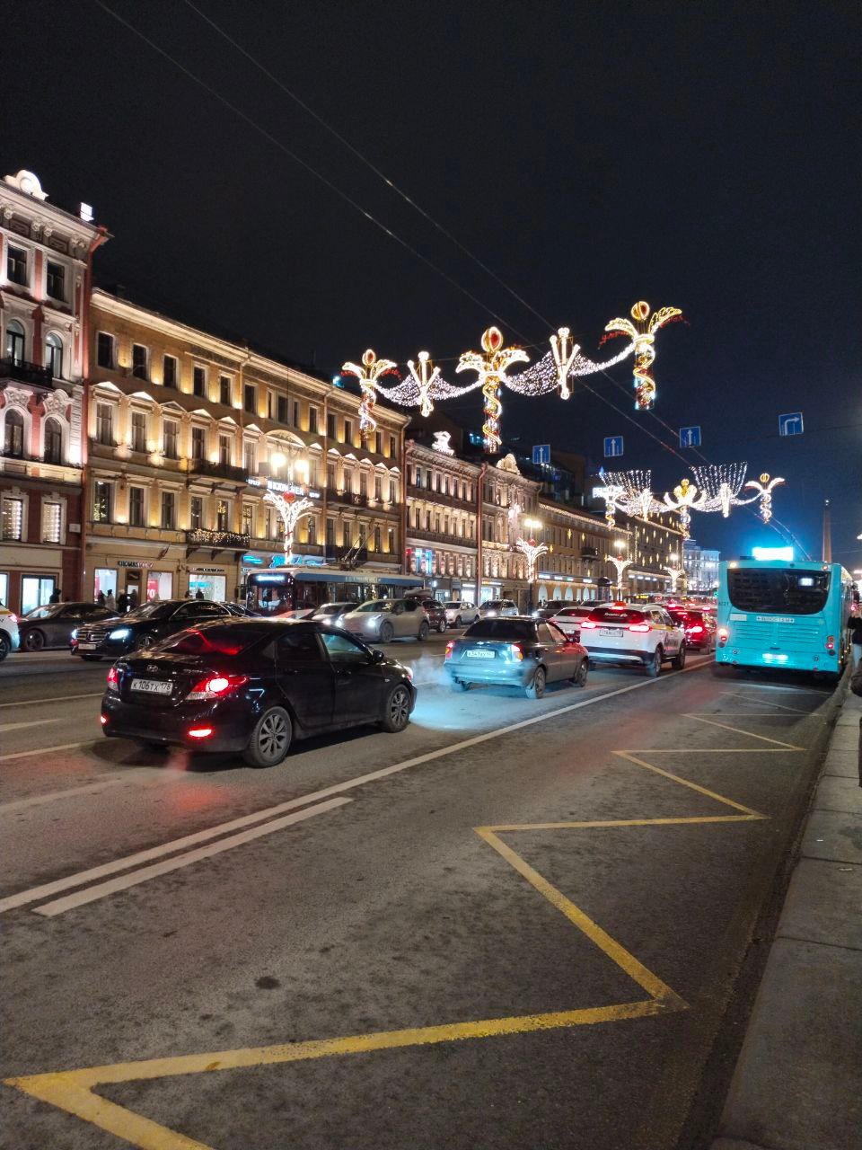 В Петербурге в новогоднюю ночь рядом с Дворцовой площадью будут дежурить 45 автобусов для задержанных нарушителей общественного порядка, сообщили в Смольном. Сотрудники всех ведомств будут находиться в режиме повышенной готовности. Вокруг Дворцовой площади в праздничные дни и новогоднюю ночь будет установлено 50 металлодетекторов, ещё 80 "рамок" разместят на прилегающих улицах, в частности на Невском проспекте, организуют 11 КПП, а всего в центре установят 2,5 км металлических ограждений, сообщил первый замглавы городского комитета по вопросам законности, правопорядка и безопасности Игорь Любченко.