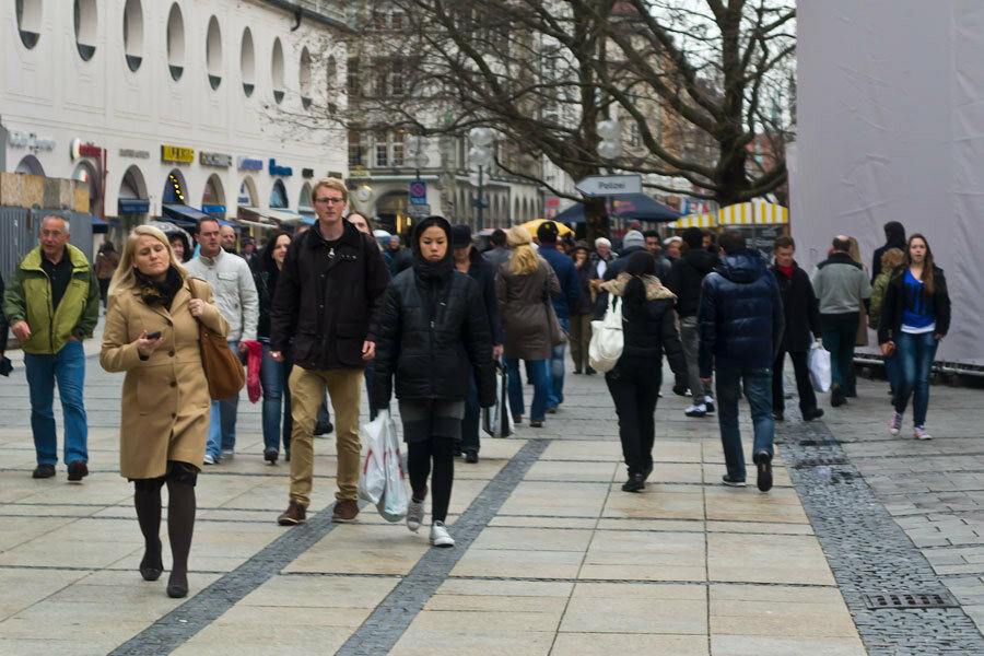 Больше половины жителей Германии считают что их свобода слова ограничена Об этом свидетельствуют результаты исследования Tenor 57 опрошенных немцев заявили о необходимости проявлять осторожность в своих высказываниях При этом среди сторонников правой партии Альтернатива для Германии доля тех кто чувствует себя несвободно в выражении своего мнения достигает 89 Германия Подписаться на Pravda ru