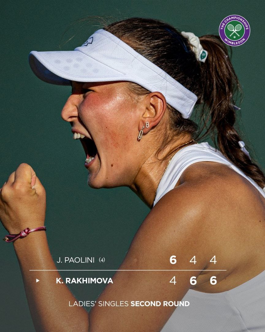 Россиянка сотворила сенсацию!   Камилла Рахимова  80-е место в рейтинге WTA  обыграла во втором круге Уимблдона пятую ракетку мира  Жасмин Паолини — 4:6, 6:4, 6:4.    Итальянка в прошлом году дошла до финала Уимблдона.   Рахимова одержала первую в карьере победу над представительницей топ-5.    Ранее она никогда на доходила до третьего круга Уимблдона.   В следующем раунде россиянка сыграет с  Линдой Носковой.    Только Арина Соболенко из топ-5 посева дошла до третьего круга. Такое произошло во второй раз и впервые с 2018 года.   Паолини стала пятой теннисисткой из топ-10, которая завершила выступление на лондонском турнире «Большого шлема» уже на первой неделе.  В первом раунде с турнира вылетели американки Кори Гауфф  2-я  и Джессика Пегула  3-я , китаянка Чжэн Циньвэнь  6-я  и испанка Паула Бадоса  9-я .  Подписаться на «РБК Спорт»