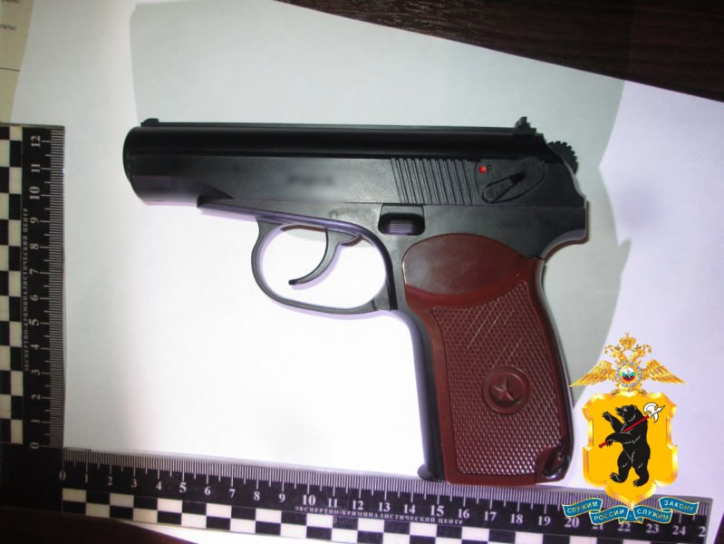 1 2 3 4 5 Уличная ссора бывших супругов привела к возбуждению уголовного дела В полицию г Рыбинска обратилась местная жительница 1979 г р Женщина сообщила что на ул Железнодорожной встретила своего бывшего супруга и между ними произошел конфликт В ходе инцидента мужчина отправился домой а затем вернулся с предметом похожим на пистолет По словам заявительницы он высказывал в ее адрес угрозы Испугавшись женщина покинула место происшествия и вызвала полицию Прибывшие сотрудники полиции оперативно установили гражданина 1980 г р который находился по месту жительства в состоянии алкогольного опьянения В ходе разбирательства он признал вину добровольно выдал пневматический газобаллонный пистолет и пояснил что хотел напугать бывшую супругу после конфликта Отделом дознания МУ МВД России Рыбинское возбуждено уголовное дело по ч 1 ст 119 УК РФ Угроза убийством или причинением тяжкого вреда здоровью В отношении подозреваемого избрана мера пресечения в виде подписки о невыезде Подписаться на УМВД России по ЯО Полиция ЯрославскаяОбласть мвд76 УголовноеДело