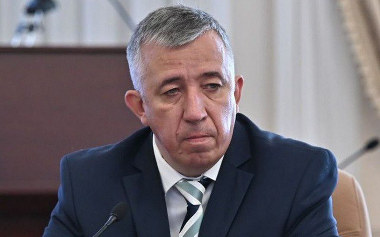 По делу Бойченко проходят не менее 16 человек Не менее 16 человек проходят обвиняемыми по делу бывшего министра здравоохранения Хабаровского края Юрия Бойченко которому инкриминируется растрата при заключении госконтрактов на поставку медоборудования по завышенной цене Об этом сказано в материалах дела с которыми ознакомилось информагентство ТАСС Уголовное дело возбуждено 19 августа 2025 года в отношении Бойченко еще 16 человек а также неустановленных лиц сказано в документах имеющихся в деле Сообщается что большинство фигурантов дела доставлены в Москву где им избрана мера пресечения в виде содержания под стражей Среди обвиняемых бывший главврач КГБУЗ Николаевская ЦРБ Анжела Кондакова заместитель директора КГБУ ДВЦЛО и КДМО Лукьянов гендиректор фармацевтической компании ООО Архимед Владимир Александров В зависимости от роли каждого фигуранта дела им предъявлены обвинения в особо крупной растрате отмывании денег мошенничестве в особо крупном размере легализации имущества добытого преступным путем Бойченко был доставлен в Москву 22 августа в тот же день Басманный суд отправил его под стражу Как ранее сообщалось его арест связан с расследованием уголовного дела в отношении экс зампреда правительства Хабаровского края по социальным вопросам Евгения Никонова арестованного в регионе в июле прошлого года по обвинению в получении взятки ч 6 ст 290 УК РФ Подписаться на KOMSAGRAM Прислать новость