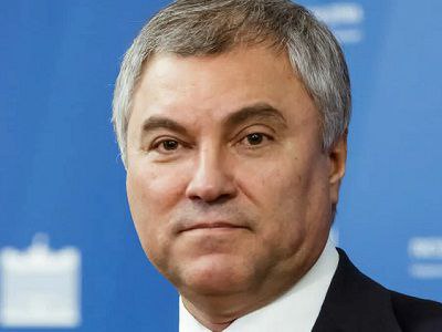 Вячеслав Володин рассказал что им найдено решение и с 1 января 2026 года в селах и поселках региона будет бесплатным посещение детских садов а также питание в школах до 11 класса включительно Средства на эти цели в объеме 696 млн рублей найдены