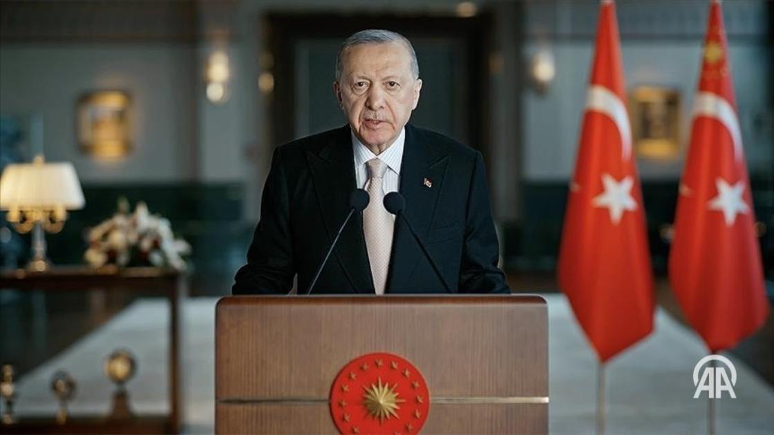 Президент Эрдоган Мы вместе построим Турцию лидера региона сильную и процветающую Президент Турции Реджеп Тайип Эрдоган в своей речи по случаю 102 й годовщины провозглашения Турецкой Республики подчеркнул значимость национального единства и независимости Турецкая Республика это последний оплот за который в самые тяжелые дни своей истории ухватилась за независимость наша самоотверженная нация и конечное звено в цепи наших государств заявил глава государства Президент выразил уверенность в будущем страны Вместе мы построим Турцию лидера в своем регионе уважаемую в мире великую сильную и процветающую заявил глава государства Подробнее на нашем сайте v aa com tr 3729398 24 7 в сутки с Агентством Анадолу