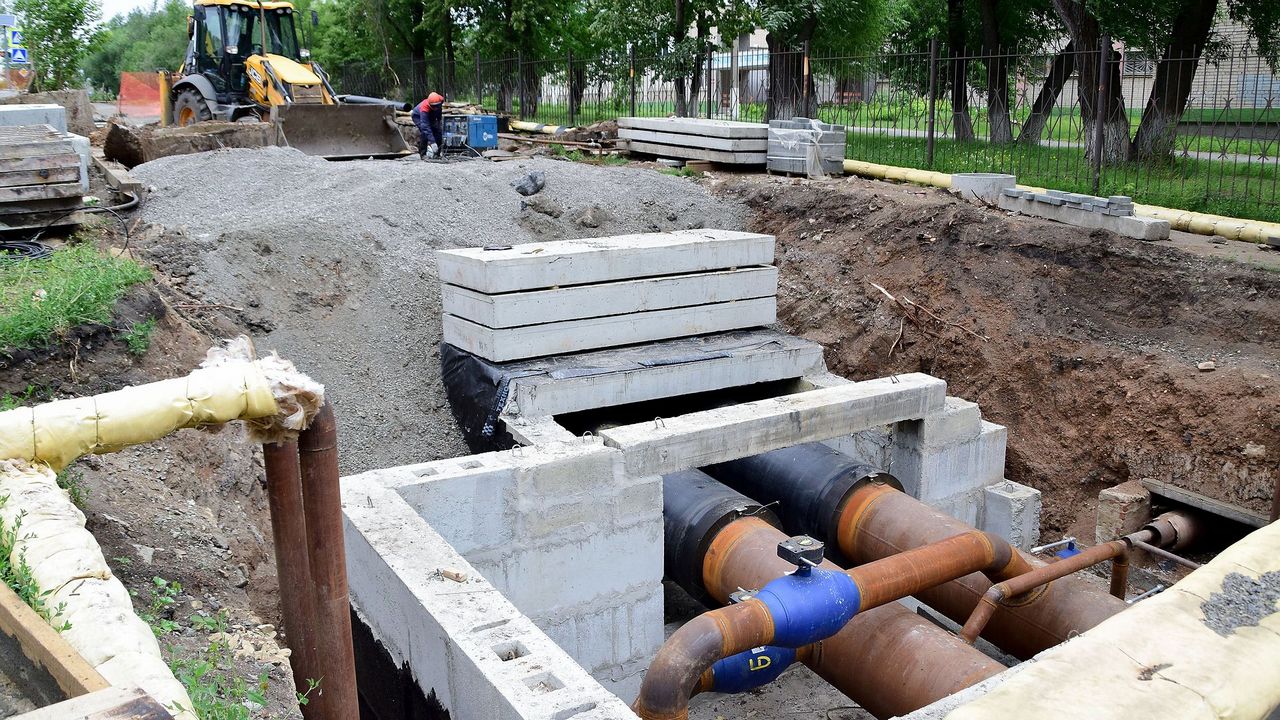 В крупном микрорайоне Челябинска заменят все изношенные теплосети Речь идет о микрорайоне который ограничен улицами Братьев Кашириных Бабушкина и Университетской набережной Степень износа труб там достигает критической отметки Работы проведут специалисты УСТЭК Челябинск Для города это уникальный проект подчеркивают в компании Раньше трубы меняли или латали на небольших участках В этот раз их заменят полностью от ввода в микрорайон до стенки каждого дома Предполагаются три этапа работ в 2025 и 2027 годах Уже определены объемы работы разработана проектная документация проведены закупки В 2025 году будет заменено 3 км изношенных сетей Мы прекрасно понимаем что такой крупный ремонт не должен мешать комфорту жителей Все реконструкции и капитальные ремонты обязательно проводятся нами с монтажом сетей временного теплоснабжения т е жителей не оставляем на время ремонта без теплоснабжения подчеркивает технический директор компании Виктор Крылов Работать специалисты будут до конца ноября а порядок на территории обещают навести к лету Фото ГТРК Южный Урал Подписывайтесь на Вести Южный Урал в MAХ