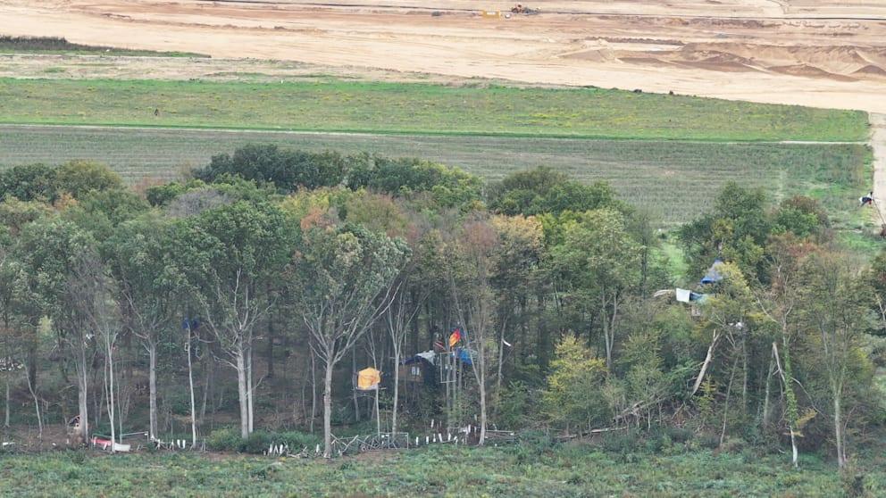 Полицейские начали выселять активистов которые построили дома на деревьях в лесу под Кёльном В городе Керпен недалеко от Кёльна полиция приступила к масштабной операции по очистке небольшого лесного участка у буроугольного разреза Хамбах Активисты удерживают эту территорию уже более года они построили там десятки домиков на деревьях протестуя против планов энергетического концерна RWE вырубить лес Городские власти ввели запрет на посещение участка и попросили полицию вмешаться На месте работают сотни силовиков включая высотных спасателей часть активистов остается на деревьях По словам представителей полиции операция может продолжаться весь день RWE планирует расчистить этот участок леса для добычи песка и укрепления будущего склона после завершения угледобычи разрез Хамбах должны превратить в рекреационный водоем Попытки экологов остановить вырубку через суд провалились в январе этого года Высший административный суд Мюнстера разрешил концерну проводить работы Противостояние вокруг разреза Хамбах длится годами Активисты регулярно блокируют технику в последние месяцы они пытались остановить работу экскаваторов в карьере BILD Russian