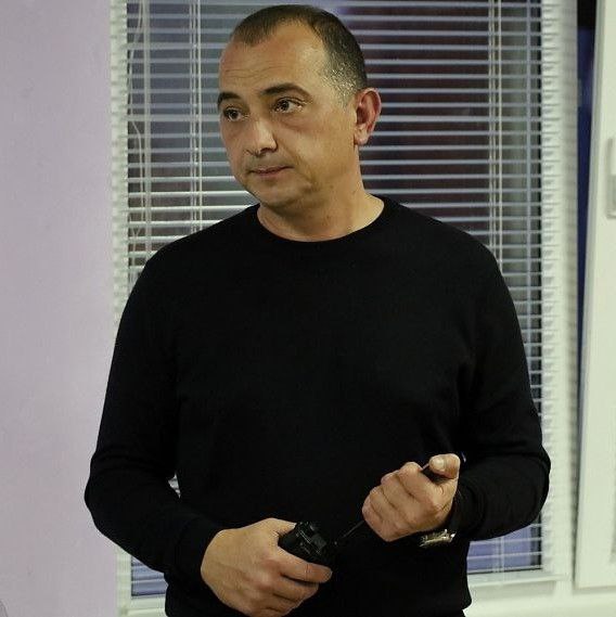 Глава администрации Старооскольского округа Владимир Жданов вернулся из отряда «БАРС-Белгород». Сегодня Совет депутатов округа восстановил действие контракта с главой Владимиром Ждановым, который ранее был приостановлен из-за ухода в «БАРС». Об уходе в «БАРС-Белгород» чиновник сообщил 11 апреля. Он прослужил в подразделении 35 дней. • В «БАРС» регулярно вступают главы муниципалитетов, министры и заместители губернатора Белгородской области. • Ранее «Пепел» проанализировал официальные заявления чиновников и подсчитал, что в среднем они проводят в «БАРСе» 36 дней при минимальном контракте в 183 дня. Подписаться на «Пепел»