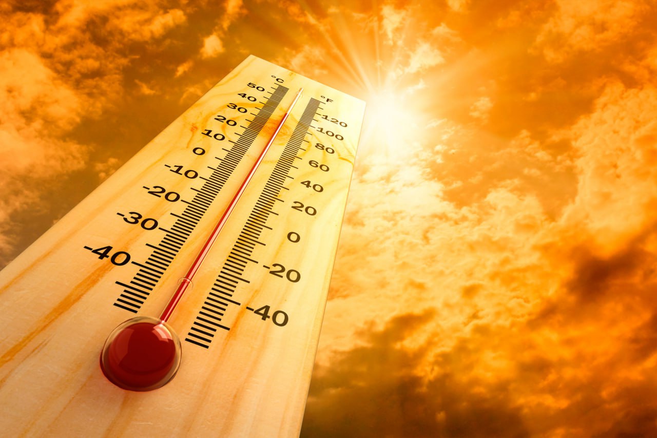 Луганск плавится - столбик термометра пробил отметку в +38°C Сегодня ровно в 15:00 главный термометр на метеорологической станции I разряда в Луганске зафиксировал пугающую цифру – 38 градусов жары. Синоптики подчеркивают, что данные получены в идеальных условиях – внутри специальной метеорологической будки с надёжной радиационной защитой, что гарантирует максимальную точность измерений Сегодняшняя температура на 0,7 градуса превышает среднемноголетний максимум для этой даты Вести. Луганск Подписаться Прислать новость