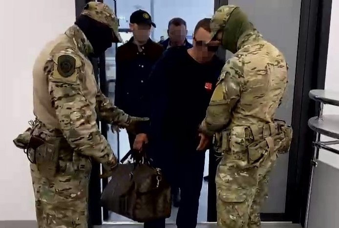 Бывший главный водопроводчик Алтайского края арестован за коррупцию Экс-руководитель Алтайского управления водопроводов обвиняется в превышении должностных полномочий. Ущерб оценивается в 14 млн рублей. По данным следствия, гендиректор АО «Алтайское управление водопроводов» в 2023–2024 годах поручил директору дочернего предприятия возместить понесенные затраты ООО «Сбытсервис». Фирма в рамках договорных обязательств оказывала услуги по начислению и взысканию денежных средств, а также по приему и сбору платежей от абонентов. «Согласно договору, комиссию за оплату услуг в рамках работы системы сбора и обработки платежей „Город“, комиссию за услуги банков, банковские и судебные расходы ООО „Сбытсервис“ должно было компенсировать само. Таким образом, своими противоправными действиями генеральный директор акционерного общества причинил ущерб бюджету края на сумму около 14 млн рублей в виде недополученного дохода», — сообщили в СК. АО «Алтайское управление водопроводов», по данным Rusprofile, было учреждено «Алтайкрайимущество», впрочем, сейчас учредители скрыты. После возбуждения уголовного дела обвиняемый скрылся, но был задержан. Его отправили под арест. В сообщении СК нет имени фигуранта, однако в 2025 году у компании сменилось два директора, но по январь 2025 года ее возглавлял Николай Несветайлов, на годы его работы приходится и момент совершения преступления. О том, что речь идет о Несветайлове, пишет и «Банкфакс» со ссылкой на источник. Подписаться Прислать новость Помочь бустами