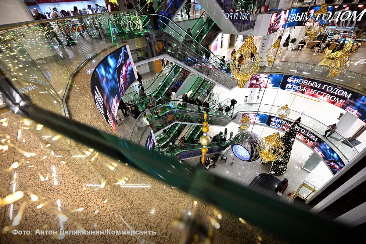 Несмотря на кризис в торговой отрасли связанный с перетоком потребительского спроса в онлайн объем ввода торгцентров в 2026 году может вырасти на 21 год к году до 638 тыс кв м Это вдвое больше чем годом ранее Основной прирост обеспечило смещение девелоперской активности в регионы где предложение торговых комплексов более ограниченно чем в Москве Впрочем рынку торговой недвижимости еще предстоит пережить спад объема нового строительства из за отсутствия новых проектов Сейчас собственники торгцентров пытаясь избежать риска простоя площадей стараются открывать комплексы только при наличии потенциальных арендаторов Так владельцам торгцентров удается удерживать долю свободных площадей на довольно низком уровне Ъузнал