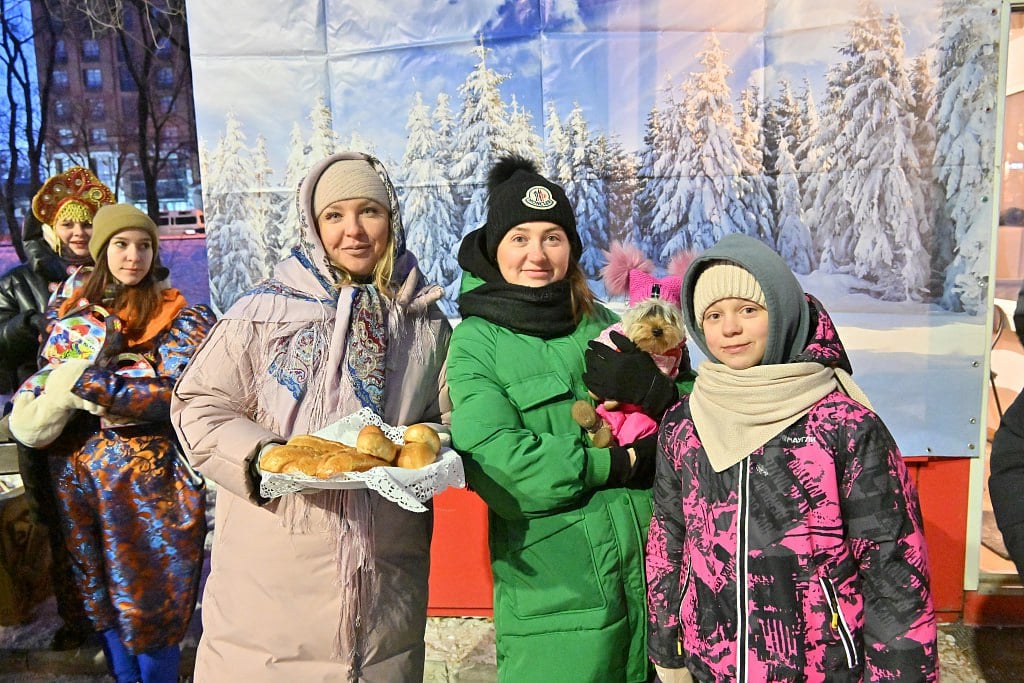 Новогодний городок открылся на Амурском бульваре в Хабаровске  Еще один новогодний городок заработал в краевой столице. На его территории установили праздничную ель, гирлянду «Звездное небо», горки, ледяные фигуры, различные фотозоны и каток.  «Благодаря предпринимателям мы впервые организовали новогодний городок на Амурском бульваре. Прекрасное пространство для прогулок и активного отдыха получилось. Бизнес-сообщество показало, что, объединившись, можно сделать такой прекрасный проект для горожан», – рассказал мэр Хабаровска Сергей Кравчук.  Отметим, к обустройству новогоднего городка на Амурском бульваре подключились более 20 предпринимателей.    Будь в курсе событий.