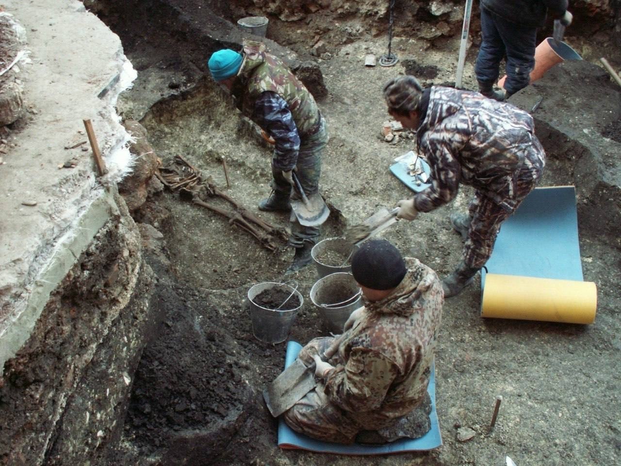 В Курской области археологи бьют тревогу из-за уничтожения ВСУ историко-культурного наследия  На территориях Курской области, которые подвергаются атакам ВСУ, находятся не менее 400 объектов археологического наследия, включая древние городища, селища и стоянки каменного века. Им грозит уничтожение. Такую информацию озвучил врио зампредседателя Правительства Артем Демидов.  «Это археологические комплексы у населенных пунктов Гочево, Горналь, Большой Каменец, в городе Рыльске. Это очень богатое археологическое наследие, связанное с ранними этапами славянской истории. В Судже, в Беловском районе, в Глушковском и Кореневском», - отметил чиновник.   Артем Демидов сообщил, что представители представителей археологического сообщества обратились к врио губернатора с вопросом включения ряда комплексов в «Белую книгу ОКН Курской области», а также участия в тематической международной конференции, которая на днях состоится в Санкт-Петербурге.  Фото: Министерство по госохране ОКН Курской области  Курская Telega / Прислать новость