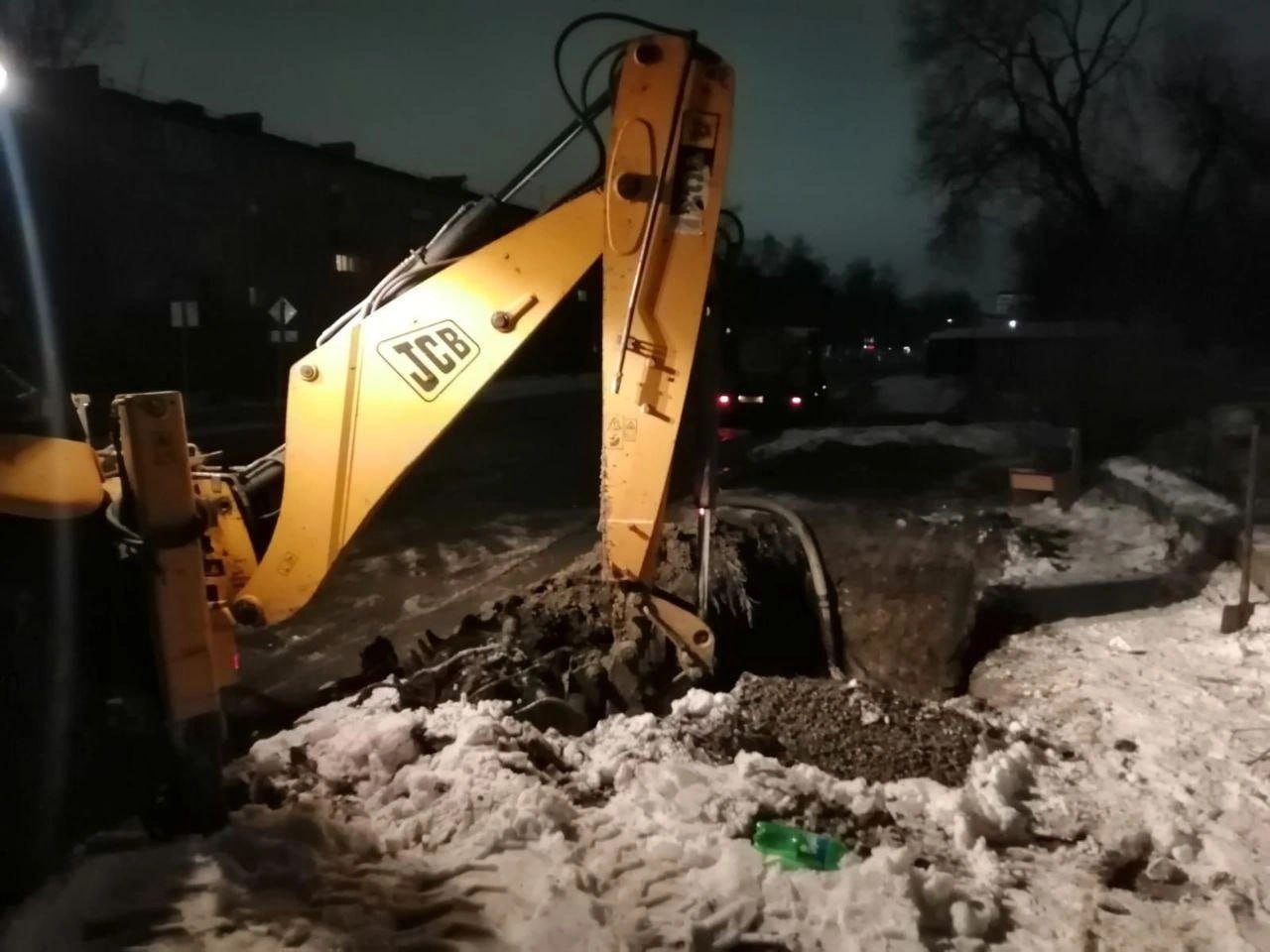 Вчера в Куйбышевском районе Новокузнецка лопнула труба водовода  Из-за аварии без воды остались более 2 000 домов, подтоплена дорога вдоль улицы Сибиряков-Гвардейцев, сообщает администрация.   Провести ремонт специалисты обещают к вечеру.  По вопросам можно обратиться в «Водоканал»: +7  3843  900-700.  ⏹ Новости Кузбасса