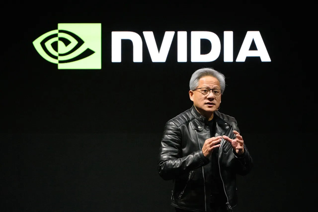 Nvidia на выставке CES 2025, тезисы:  - У Nvidia есть новый суперчип ИИ. «Эта маленькая штука находится в стадии полного производства». «Мы ожидаем, что этот компьютер будет доступен в мае»  - Роботы и беспилотные автомобили. Nvidia продемонстрировала свою новую платформу Cosmos. Идея заключается в том, чтобы компании использовали Cosmos для разработки программного обеспечения, необходимого для работы роботов и беспилотных автомобилей, путем моделирования различных сценариев использования  - Игровые видеокарты. Компания продемонстрировала свою новую серию видеокарт GeForce RTX 50 для настольных компьютеров и ноутбуков. Топовая видеокарта RTX 5090 обещает производительность в два раза выше, чем у флагмана прошлого поколения RTX 4090  Все категории наибольшего спроса и хайпа охвачены продуктами и перспективами продуктов компании. Как вариант расширить область интересов сферой криптовалют в прямом виде