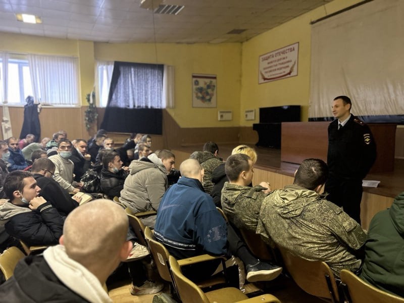 В Самарском регионе в рамках профилактического мероприятия "Призывник" сотрудники полиции провели профилактические встречи с молодежью. В ходе мероприятия сотрудники полиции рассказали о пагубном влиянии наркотиков, а также об ответственности за незаконный оборот наркотических средств.