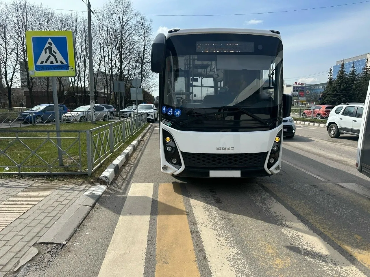 Три пассажира попали в больницу после поездки в автобусе Пятилетний мальчик и две женщины одной из которых 79 лет а второй 40 не удержались на ногах и упали когда водитель автобуса СимАЗ резко затормозил пропуская пешеходов Это произошло на проспекте Маркса в Обнинске Автобус выполнял рейс по маршруту 8 Все трое пострадавших доставлены в больницу с травмами разной степени тяжести   Наш канал в МАХ