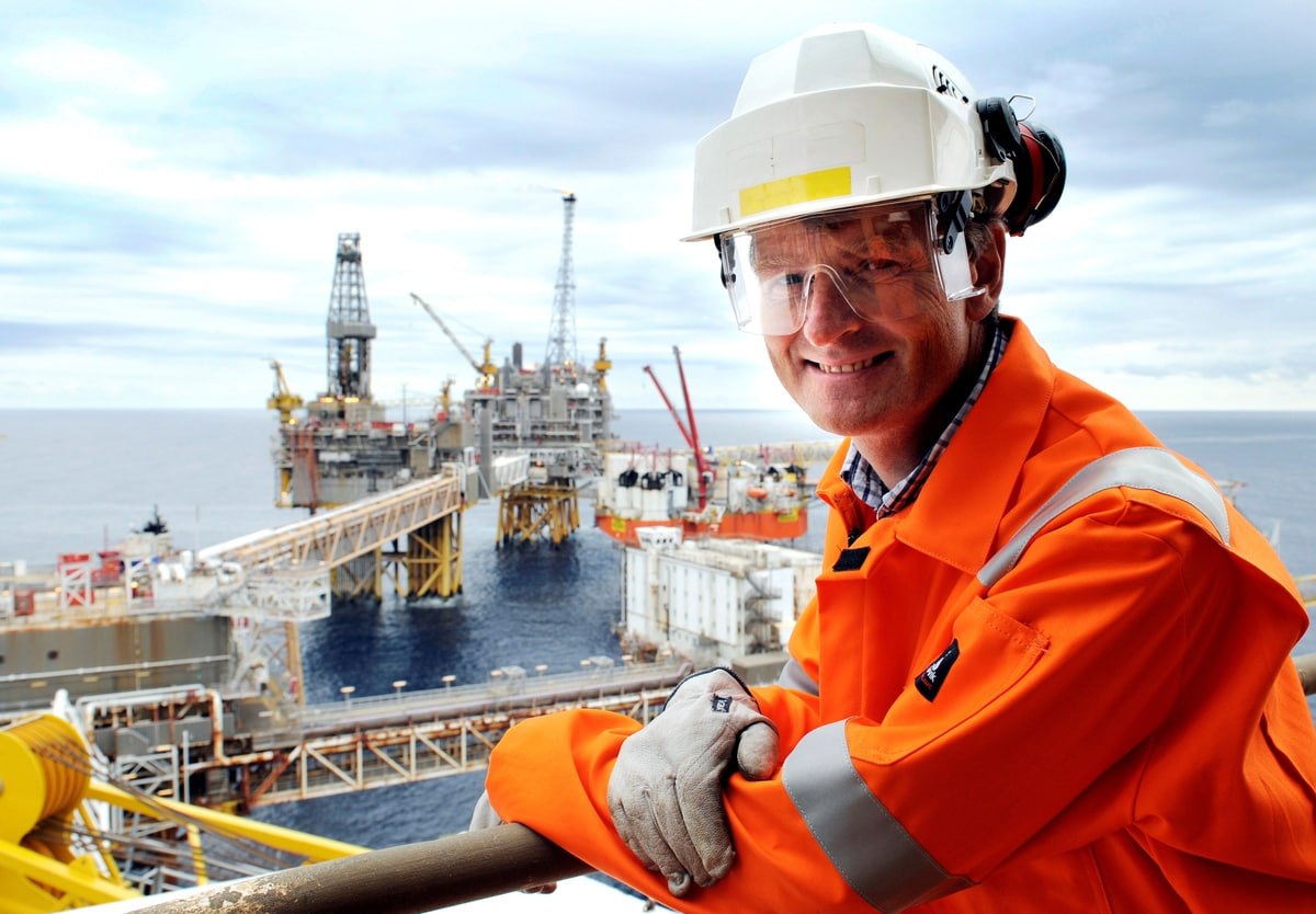 ConocoPhillips уволит 25 сотрудников Американский ConocoPhillips планирует сократить свою рабочую силу по всему миру на 20 25 в рамках комплексной программы реструктуризации Об этом сообщает Reuters со ссылкой на пять источников Такое решение озвучил генеральный директор ConocoPhillips Райан Лэнс в видеообращении к сотрудникам в котором он выразил обеспокоенность ростом расходов приводящим к отставанию компании от конкурентов По его словам компании необходима оптимизация и как следствие меньше сотрудников В ConocoPhillips работает около 13 000 человек по всему миру а это означает что увольнения затронут от 2600 до 3250 сотрудников Ожидается что большая часть сокращений будет произведена до конца года В своем сообщении Лэнс также подчеркнул что контролируемые производственные затраты ConocoPhillips на 2 за баррель выше чем у аналогичных компаний и выросли с 11 в 2021 году до 13 в 2024 году В рамках оптимизации были привлечены услуги Boston Consulting Group которая была нанята в апреле для консультирования по программе реструктуризации и увольнений ConocoPhillips ищет пути повышения своей конкурентоспособности Финансовые показатели ConocoPhillips оставляют желать лучшего чистая прибыль упала примерно до 2 млрд во втором квартале против 2 3 млрд во втором квартале 2024 го что является самым низким показателем с квартала закончившегося в марте 2021 года когда пандемия Covid 19 серьезно повлияла на спрос Ранее ConocoPhillips приобрела Marathon Oil Corp Покупка Marathon расширила присутствие Conoco на сланцевых месторождениях США от Техаса до Северной Дакоты и предоставит компании существенные запасы углеводородов в Экваториальной Гвинее