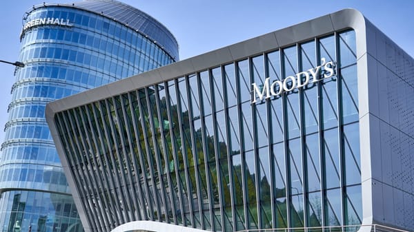 Moody’s улучшило прогноз по кредитному рейтингу Кыргызстана: вместо «Стабильного» теперь «Позитивный»   Сам рейтинг при этом остался на уровне B3. Агентство отмечает, что изменения связаны с улучшением макроэкономики и финансов страны, ростом инвестиций в инфраструктуру и более быстрыми темпами развития экономики.  За последние годы государственный долг снизился с 64% ВВП в 2020 году до 37% в 2024-м. Это дает больше пространства для дальнейшего роста и устойчивости.  В Moody’s добавляют: если Кыргызстан продолжит реформы, улучшит управление и снизит внешние риски, в будущем рейтинг могут поднять еще выше.