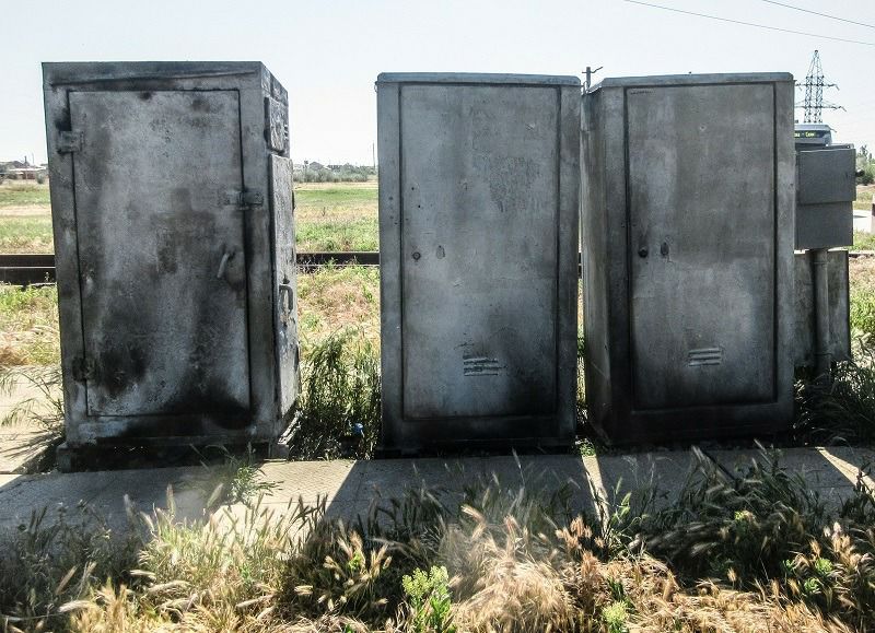 Двоих крымчан задержали за попытку теракта на железной дороге. Мужчины подожгли релейные шкафы в Сакском районе, рассказали в Управлении ФСБ по Крыму и Севастополю. Они признались, что действовали по указке сотрудника из Минобороны Украины. Сейчас крымчанам грозит до 20 лет лишения свободы. "УФСБ проводится комплекс необходимых оперативно-розыскных и следственных мероприятий, направленных на установление всех лиц, причастных к организации и исполнению данного преступления, а также его заказчиков", — говорится в сообщении. Их арестовали на два месяца.